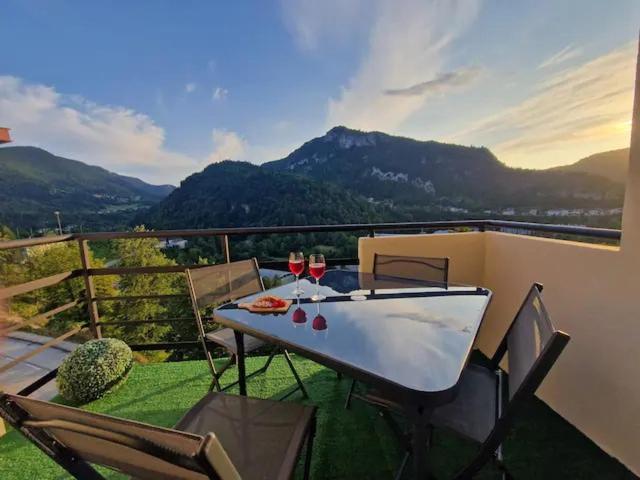 Appartement Lumineux Avec Vue Sur Les Montagnes. Saint-Claude Kültér fotó